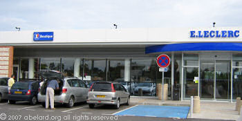 The Aire de Garonne is franchised to the Le Clerc supermarket chain.