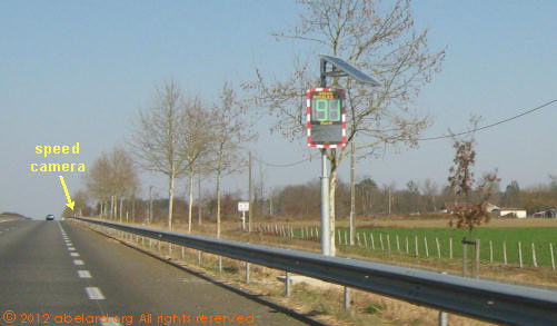 Speed indicator powered by a photovoltaic panel.