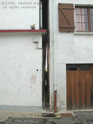 An androne between two houses at Hastingues