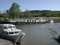 the lake at Port-Lauragais aire is connected to the Canal de Midi