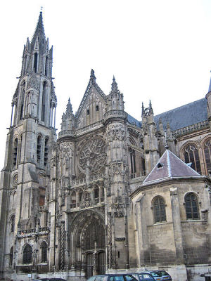 Senlis cathedral, viewed from the south. Image credit: Zinneke at lb.wikipedia