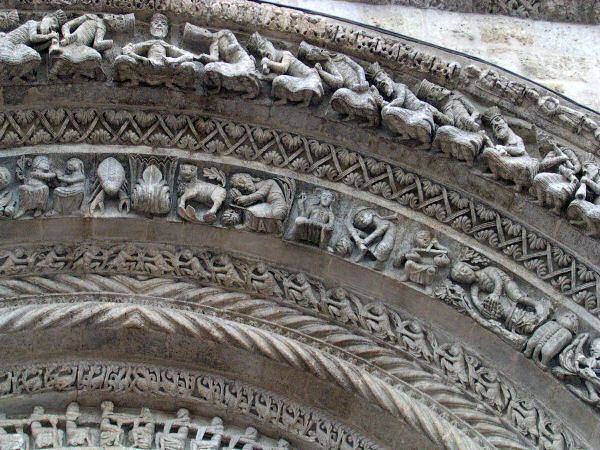 Detail of the portail arch at Saint-Croix, Bordeaux. Image credit: Jcdelorge via wiki commons