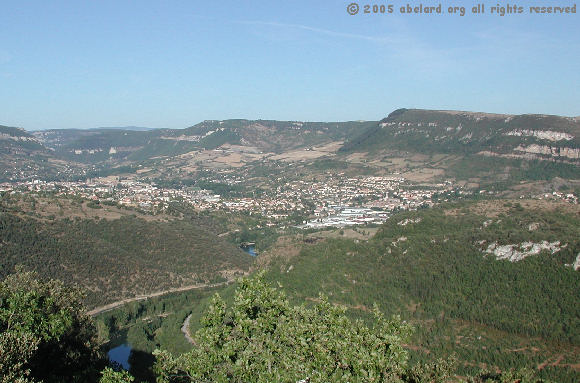 la vue de la vallée Tarn, avec la ville de Millau, à partir de la extrémité au nord du viaduc de Millau[le Viaduc est derrière le visiteur] Crédit d'image: abelard.org